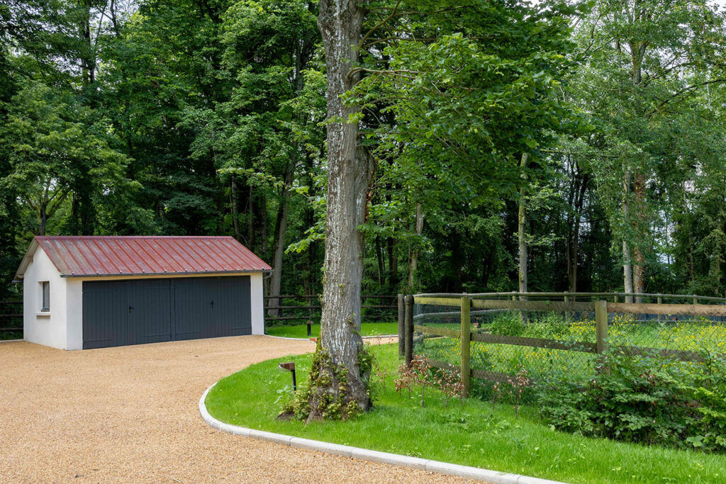 Le carport est un garage pour protéger deux véhicules ou voitures de collection.