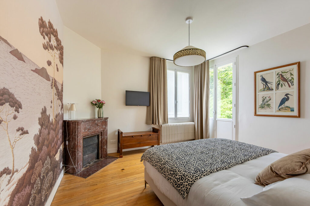 Dans la chambre beige a sa salle de bain et des toilettes sont sur le palier.