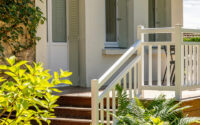 L'entrée du gîte se fait par la terrasse qui surplombe le jardin