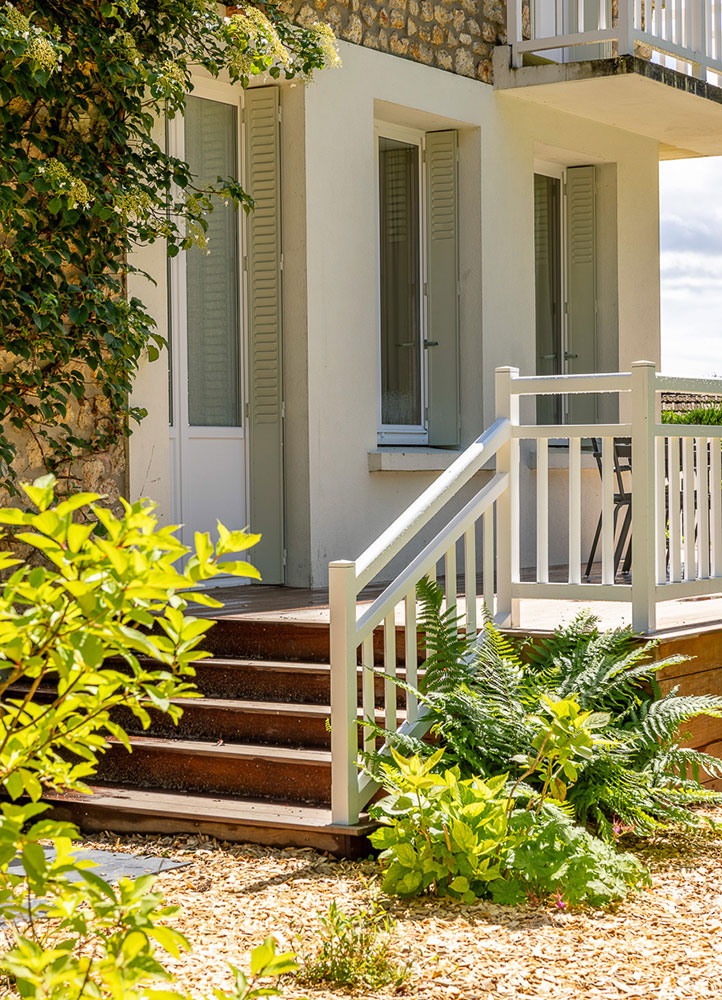 L'entrée du gîte se fait par la terrasse qui surplombe le jardin